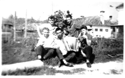 Fiatalok az olaszteleki Daniel kastély udvarán, a kollektivizmus idején - mögöttük a féltett rózsabokrok (1964)
